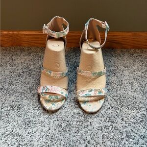 Urban Outfitters Floral Block Heel Ankle  Strap Sandals in Blush, Teal, Cream
